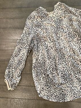 Max Studio Lightweight White and Black Dotted V-Neck Blouse Size M